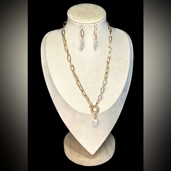 Jewelry - 1 Pair Of Earrings and one  Necklace Stylish Jewelry Set Paperclip Chain.